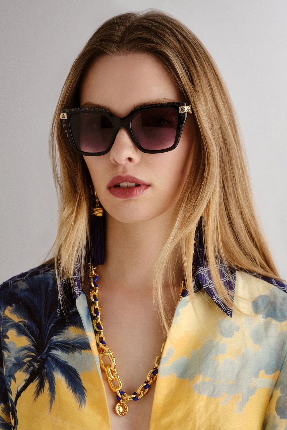 HERE COMES TROUBLE SUNGLASSES BLACK / GOLD LEOPARD GLITTER - Image 4