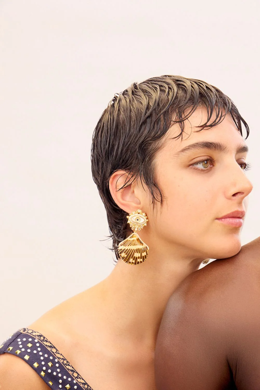 ENCHANTED OCEANIA SHELL EARRINGS GOLD - Image 3